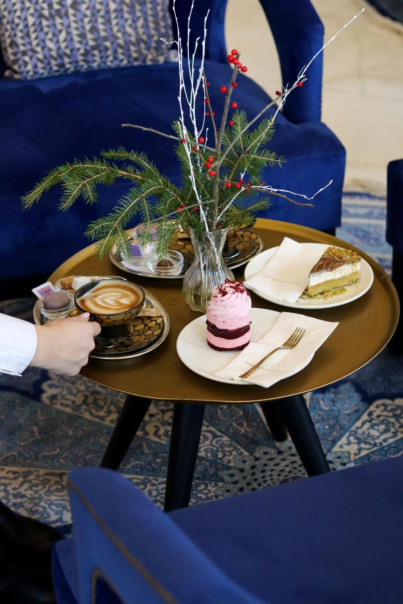 Swissotel Sarajevo Saraievo Exterior foto A selection of cakes and coffee
